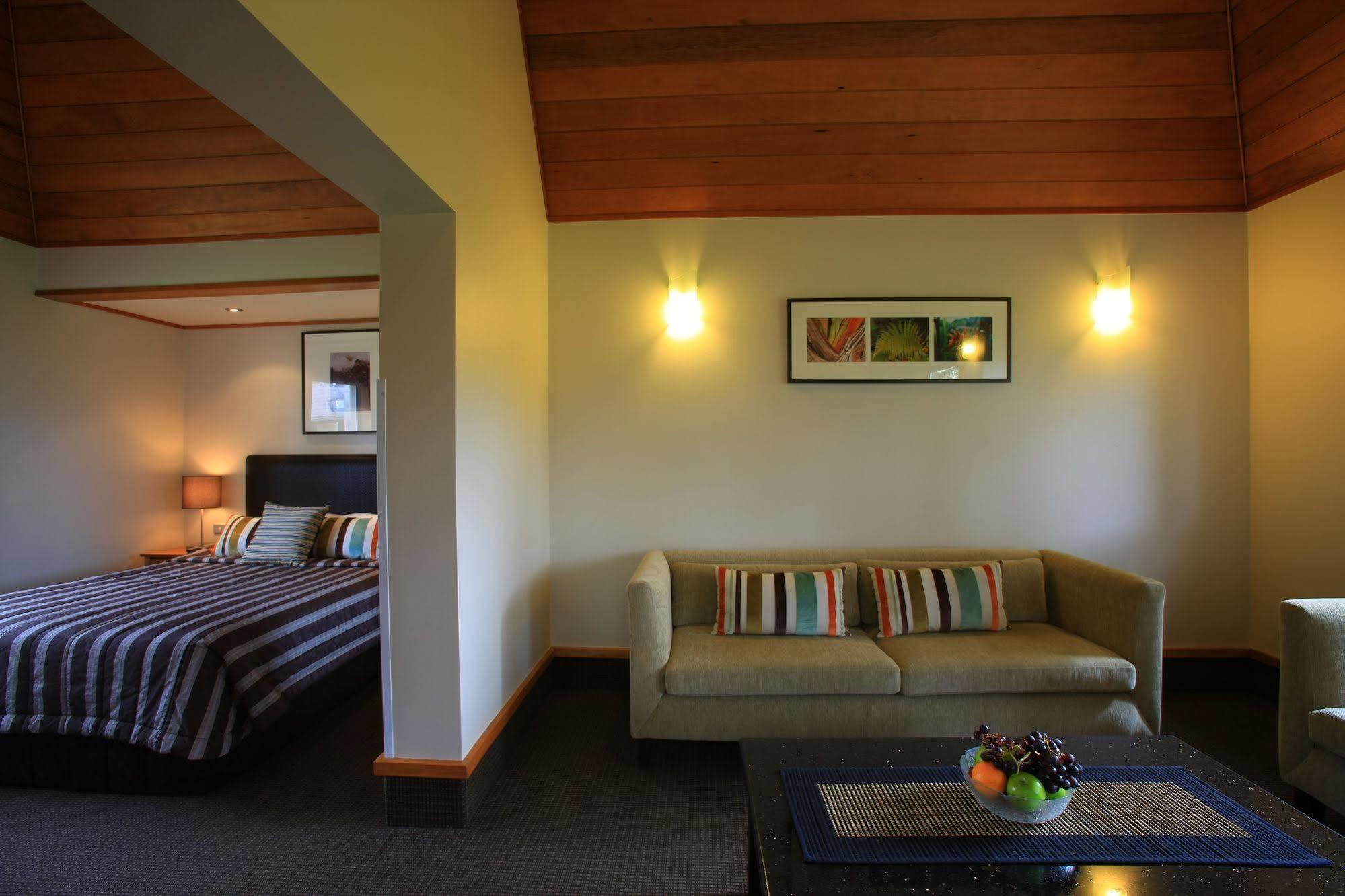 Distinction Te Anau Hotel & Villas Экстерьер фото